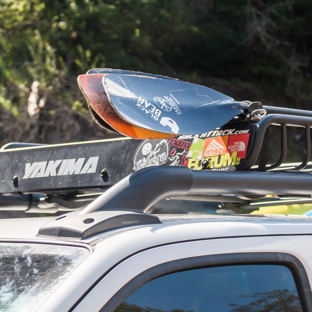 ヤキマ鉄道バーS42ルーフラックによる盛り上がったサイデレイルの完全なwhispbarComplete Whispbar by Yakima Rail Bar S42 Roof Rack for